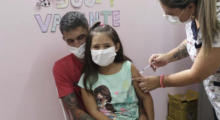 Em três meses, Brasil ainda não vacinou metade das crianças de 5 a 11 anos contra a Covid