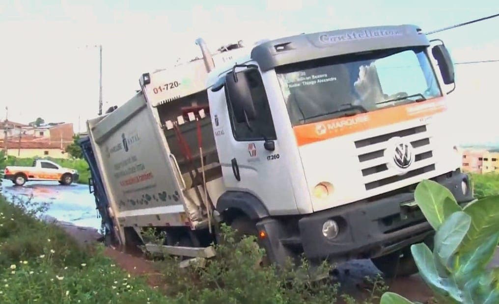 Caminhão de lixo cai em buraco e rompe tubulação na zona oeste de Natal