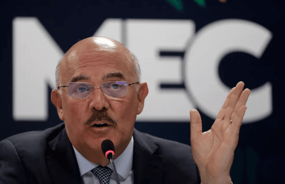 Arma do ex-ministro Milton Ribeiro dispara acidentalmente no aeroporto de Brasília; funcionária é ferida com estilhaços