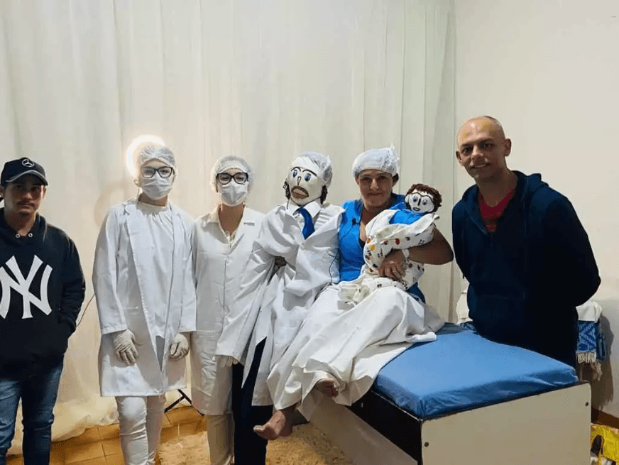 VÍDEO: Casada com boneco, mulher “dá à luz” bonequinho de pano