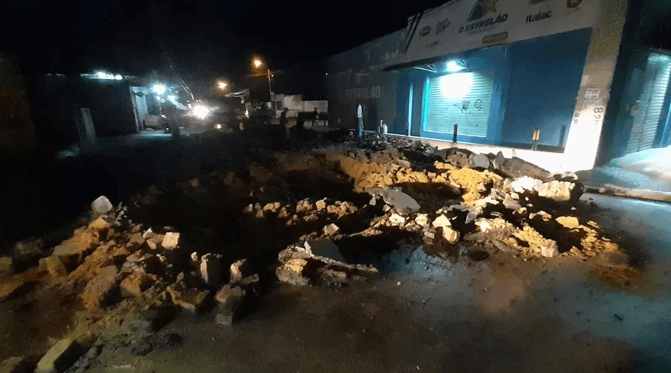 Avenida em que carro foi ‘engolido' por buraco aberto é interditada na Zona Norte de Natal