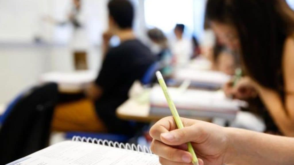 Taxa de abandono escolar no Ensino Médio na rede pública mais que dobra em 2021, aponta Inep
