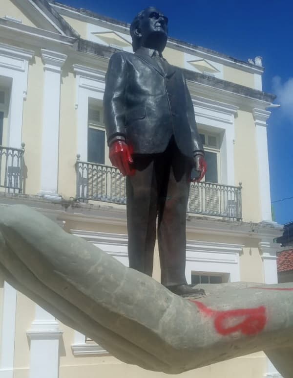 FOTOS: Estátua do Memorial Câmara Cascudo é pichada em Natal