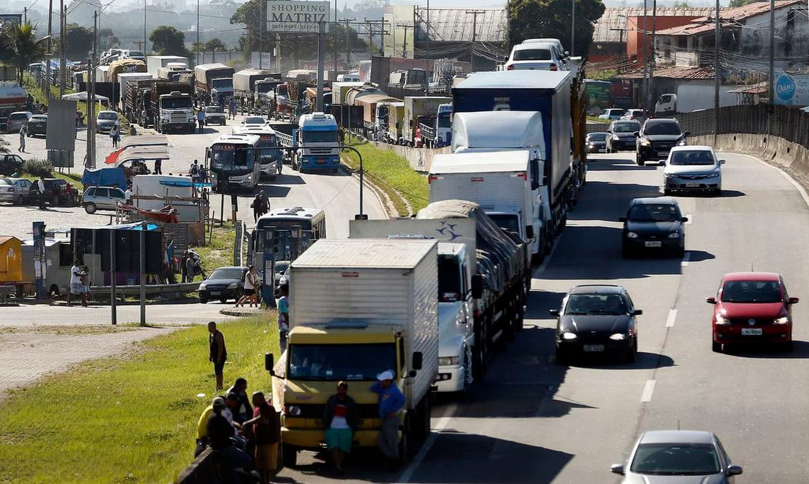 Caminhoneiros chamam de ‘esmola' e ‘deboche' auxílio de R$ 400 do governo