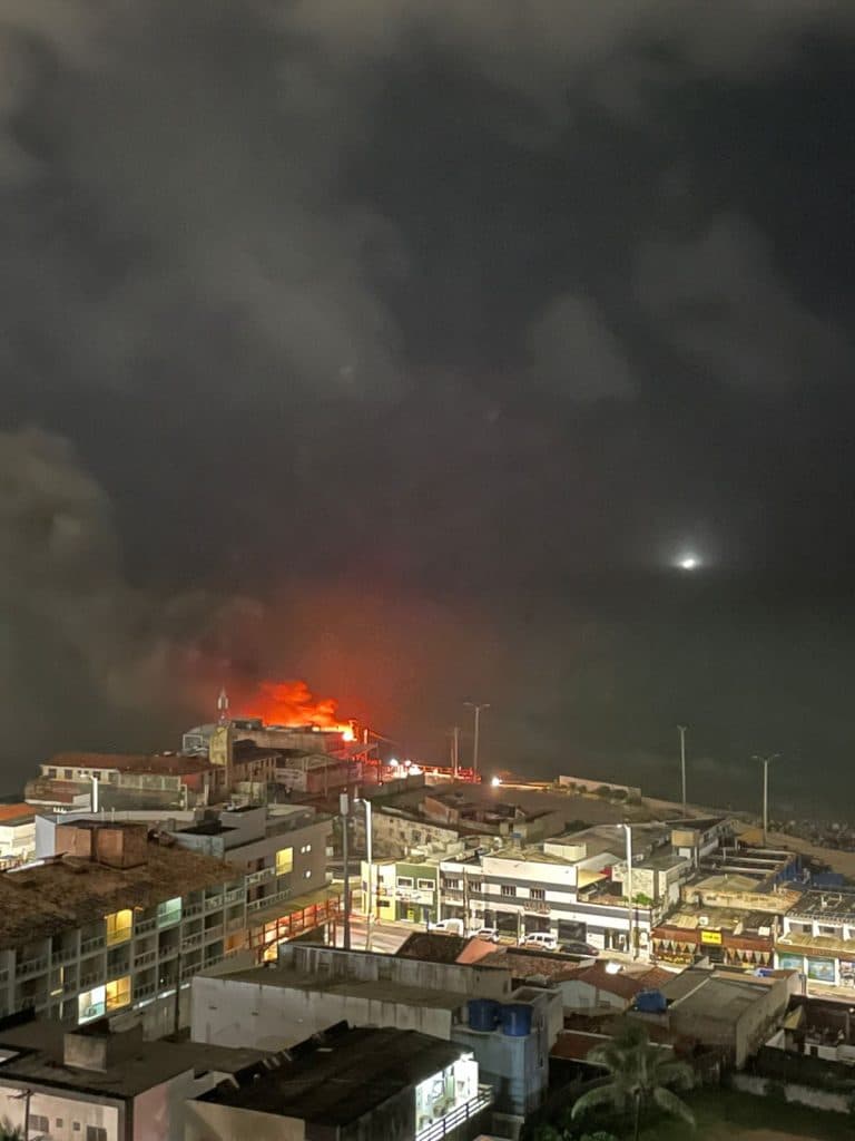 VÍDEO: Incêndio atinge buffet na Ponta do Morcego