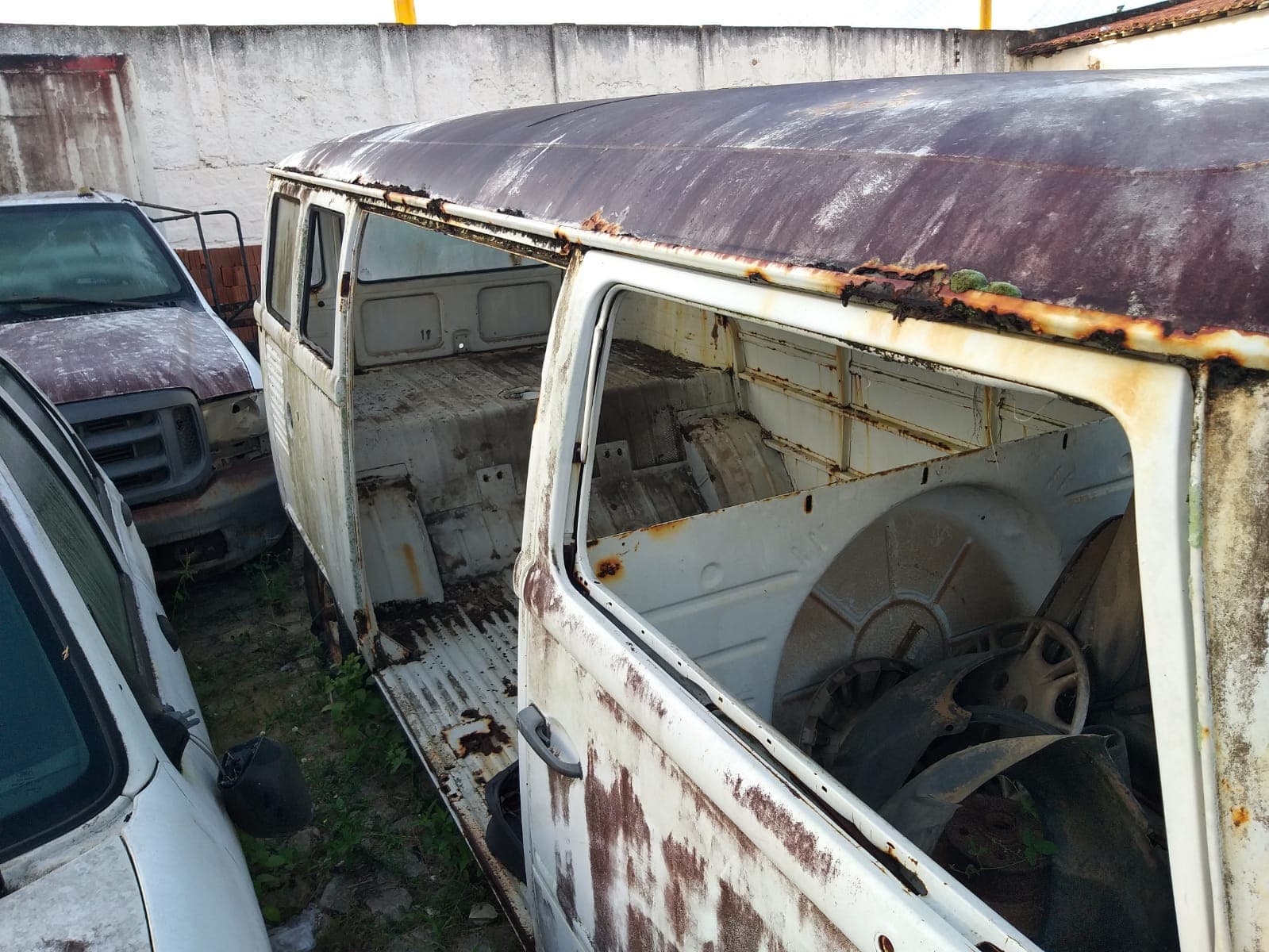 [FOTOS] FOCO DE DENGUE: Funcionários da Urbana se revoltam com pátio cheio de sucata