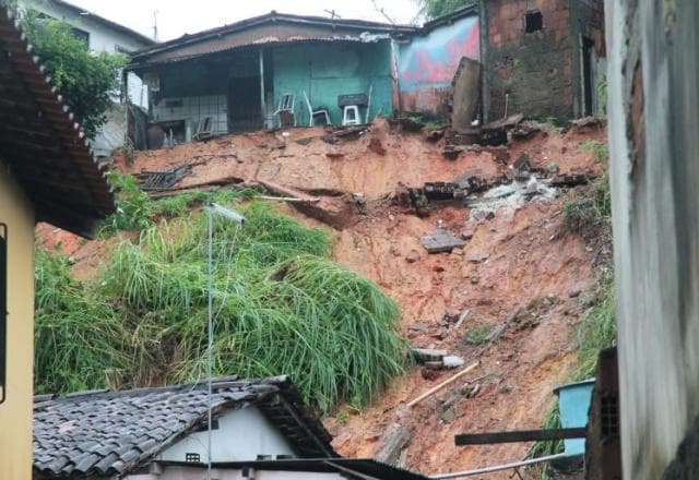 Chuvas em Pernambuco já deixaram 44 mortos e quase 4 mil desabrigados; 56 pessoas estão desaparecidas
