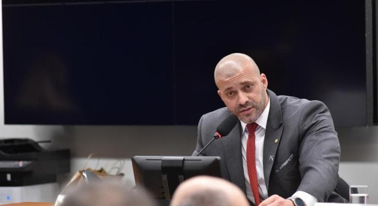 Moraes determina o bloqueio de imóveis e veículos de Daniel Silveira para garantir pagamento de multas que chegam a R$ 645 mil