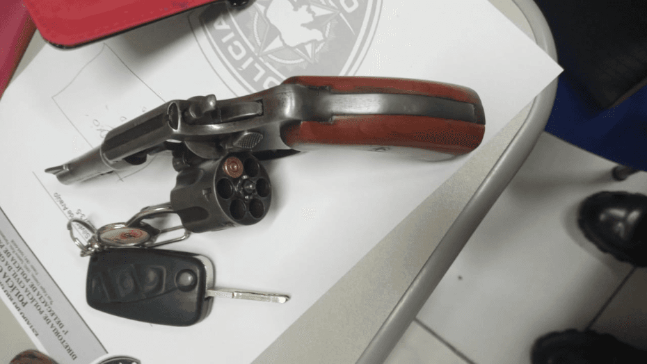 Trio de adolescentes suspeitos roubam carro, trocam tiros com a PM e são baleados na Grande Natal