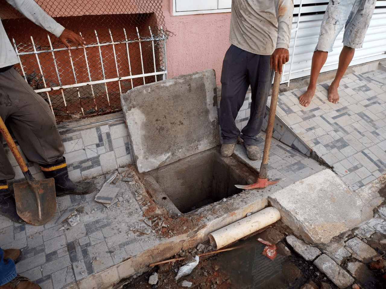 Proprietária de residência é notificada após Semurb encontrar ligação clandestina de esgoto em Natal
