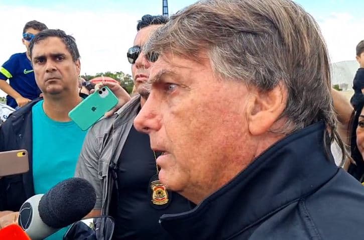 "Tenho a informação de que o Lula já negociou todos os ministérios para atender os interesses daquele grupo, não do Brasil", diz Bolsonaro