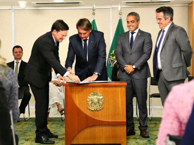 Bolsonaro sanciona Auxílio Brasil permanente com piso de R$ 400