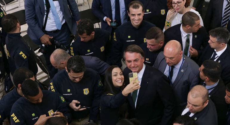 Bolsonaro aciona ministros e pede novas convocações de aprovados em concursos da PF e PRF