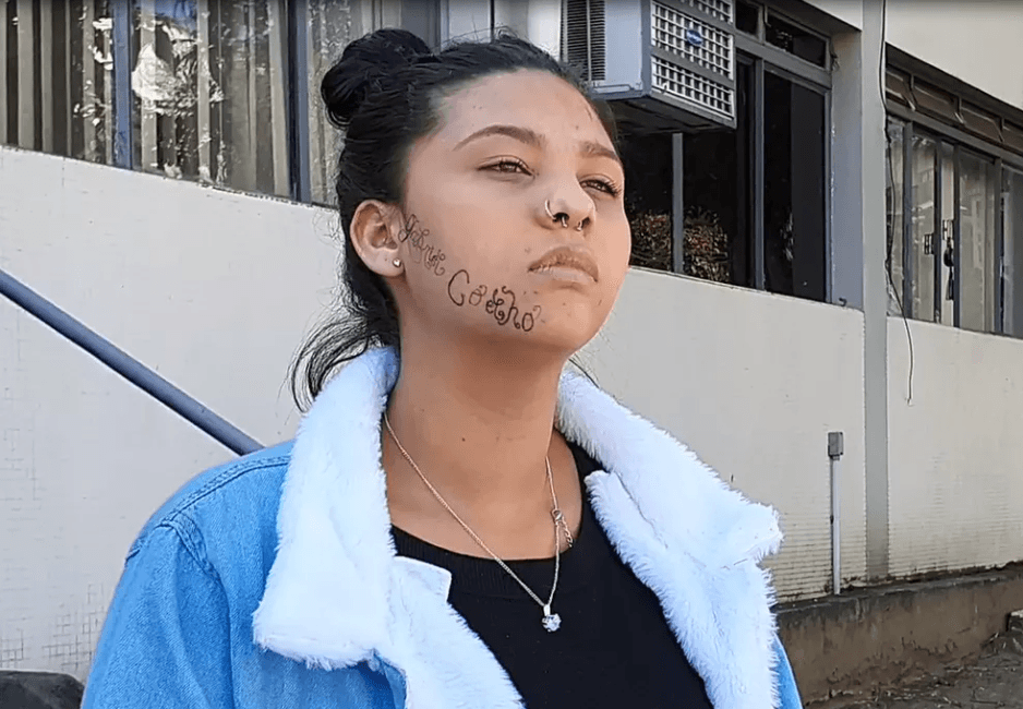 ‘Me matou por dentro', diz jovem tatuada à força com nome de ex-namorado no rosto