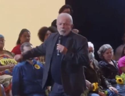 Lula promete fechar clubes de tiro e substituir por ‘clubes de leitura'