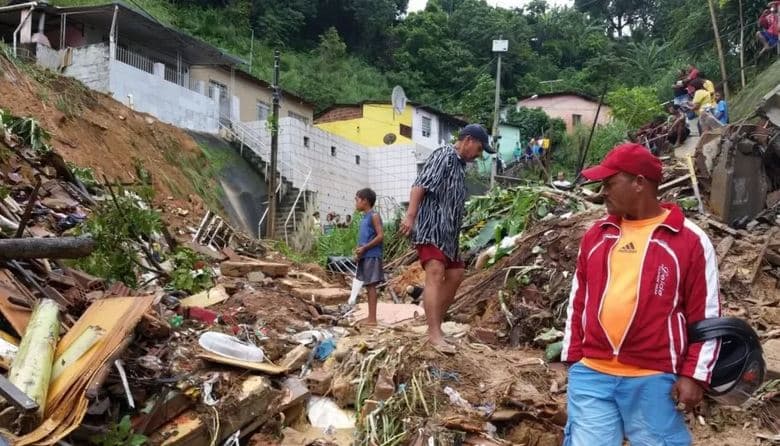 Sobe para 35 o número de mortos por chuvas e deslizamentos na Grande Recife