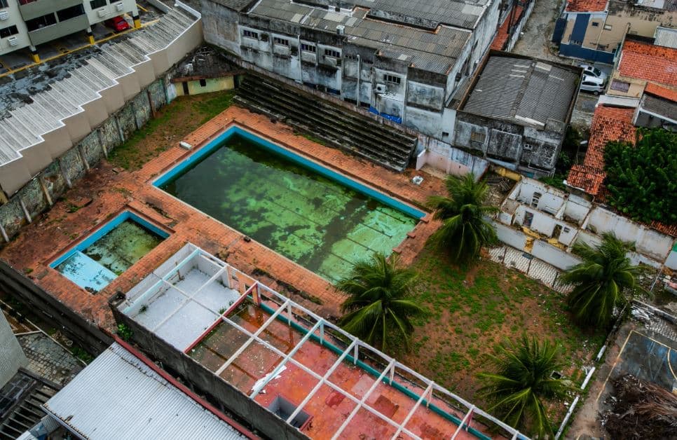 FOTOS: Piscina do prédio abandonado da Assen vira foco do mosquito transmissor da dengue