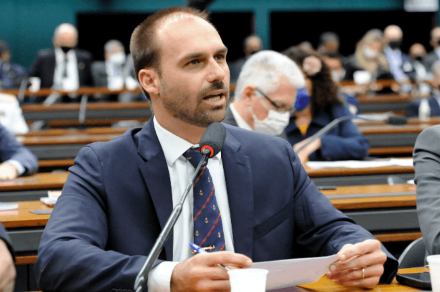Instagram bloqueia Eduardo Bolsonaro de iniciar lives