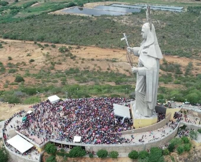 FOTOS: Milhares de fiéis lotam Santuário de Santa Rita de Cássia, em Santa Cruz, neste domingo (22)