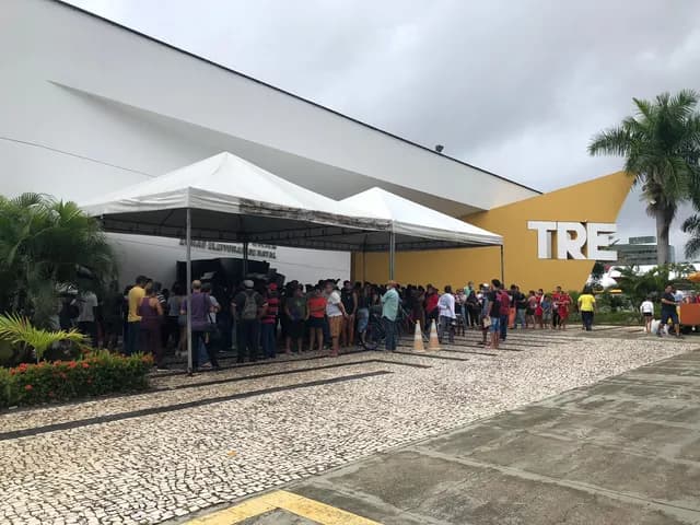 Eleitores formam filas desde a madrugada no TRE-RN para regularizar situação eleitoral