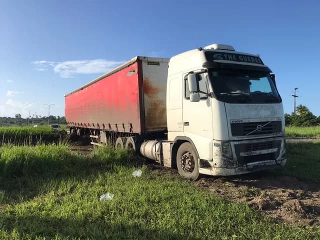 Motorista perde controle, sobe canteiro e caminhão bloqueia rotatória na BR-304 na Grande Natal