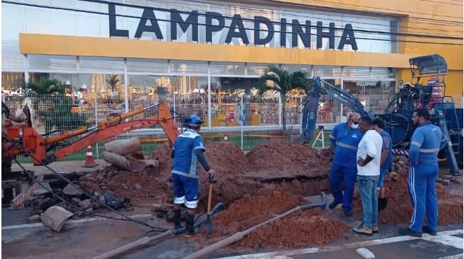 Nove bairros de Natal ficam sem água para reparo da buraco que ‘engoliu' carro na BR-101