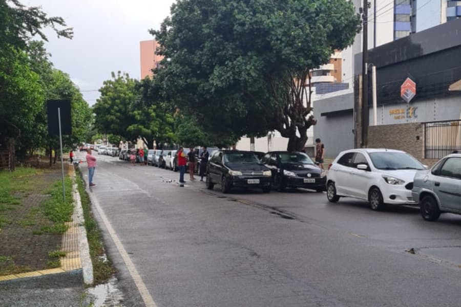 Promoção de gasolina gera fila de 200 carros na zona Sul de Natal