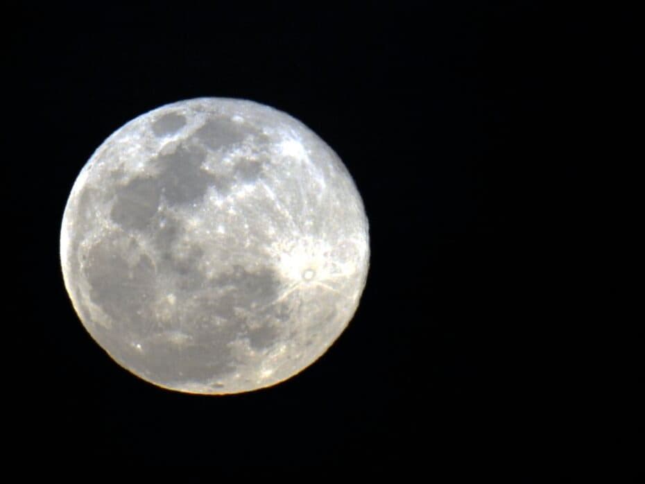 Superlua será visível na noite desta terça-feira