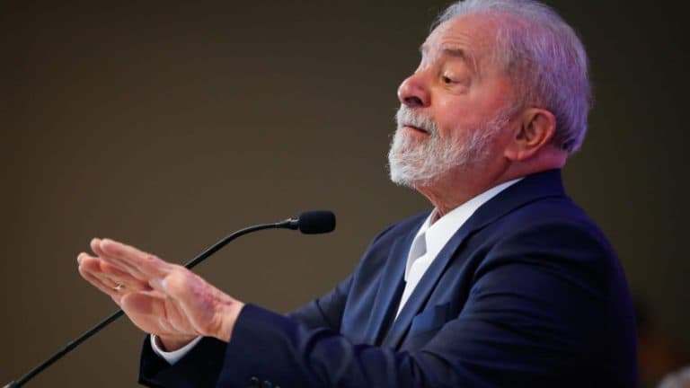 Lula volta a defender regulação de rádio, TV e internet e reformar “direito de resposta”