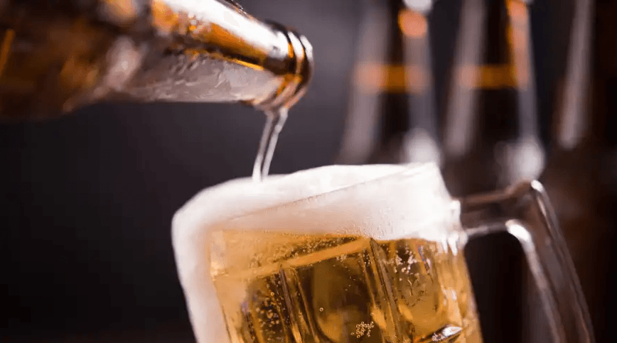 Beber aos fins de semana pode indicar consumo compulsivo de álcool, diz estudo