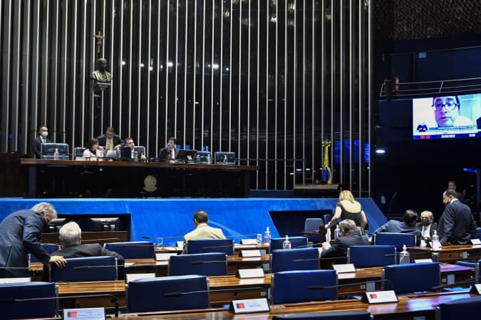Senado aprova PEC que cria voucher para caminhoneiros, aumenta Auxílio Brasil para R$ 600 e amplia outros benefícios sociais; texto vai à Câmara