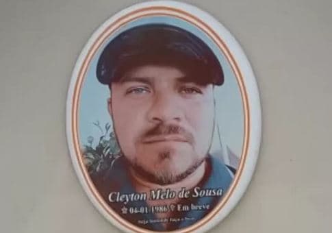 Homem constrói o próprio jazigo para “ser homenageado ainda em vida”, põe foto e deixa recado: "Em breve"
