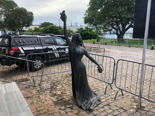Homem é preso ao tentar derreter estátua em praça de Natal