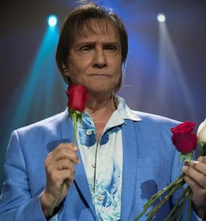 Roberto Carlos se irrita com ‘briga' de fãs por rosas durante show
