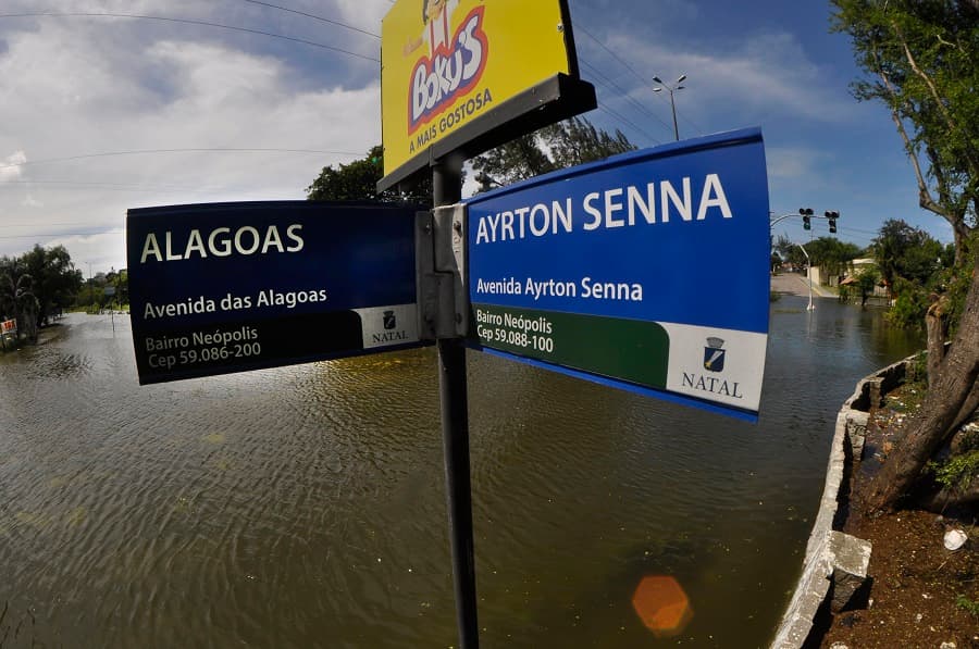 Alagamento na Avenida Ayrton Senna deve continuar com persistência de chuvas, diz secretário
