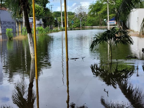 Prefeitura ainda não tem solução para alagamento no cruzamento da Ayrton Senna com Alagoas