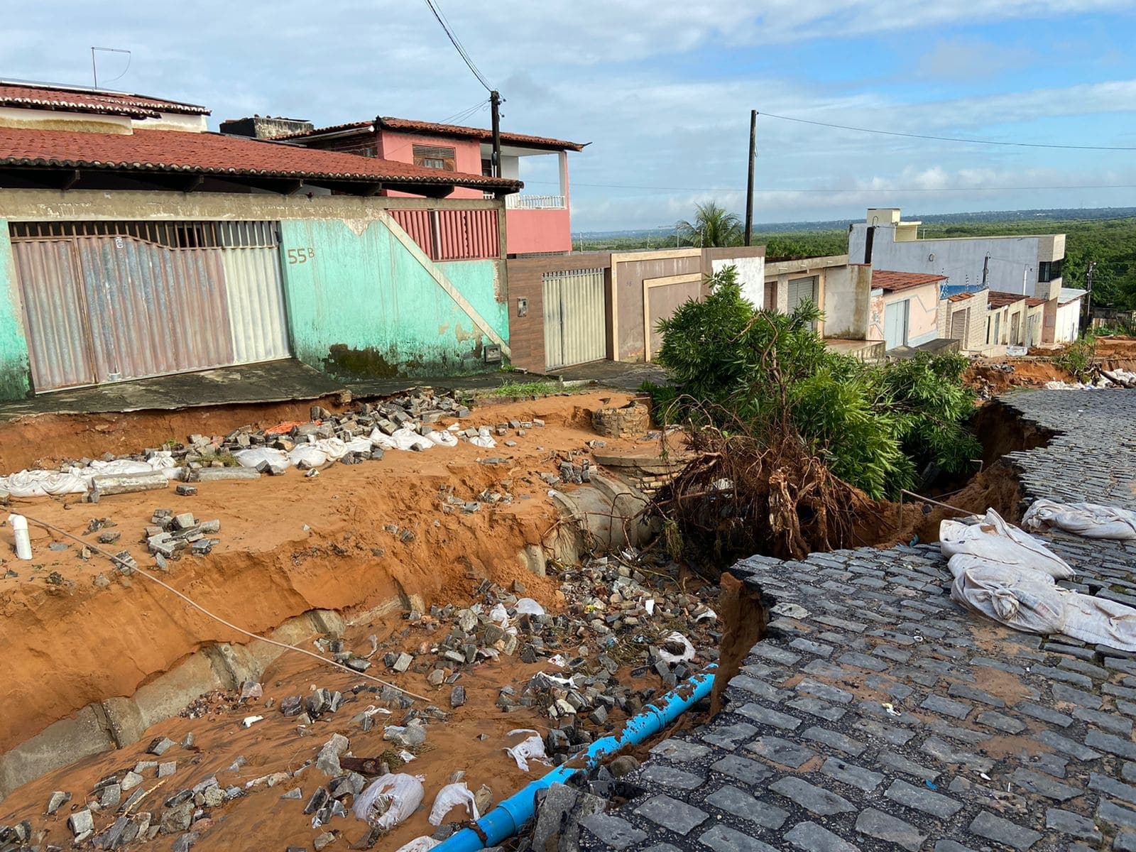 Cratera "rasga" rua em Felipe Camarão e moradores são retirados de casa
