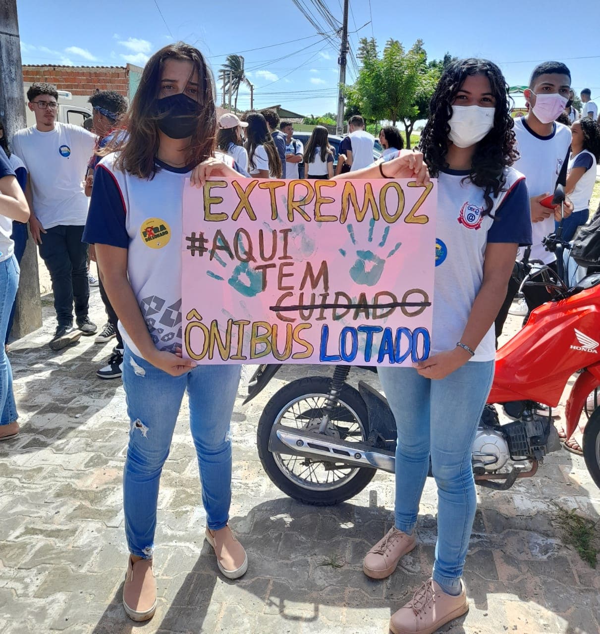 FOTOS E VÍDEO: Estudantes de Extremoz protestam por melhorias no transporte escolar