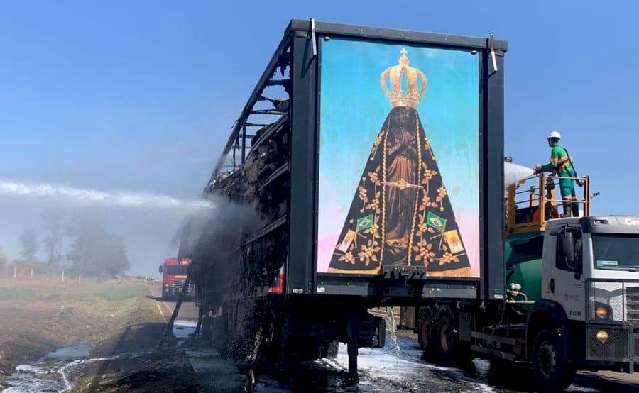 FOTOS: Carreta de algodão pega fogo e painel de Nossa Senhora Aparecida fica intacto