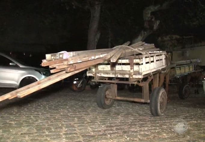 Homens invadem casa, furtam caibros de madeira, mas acabam presos pela PM