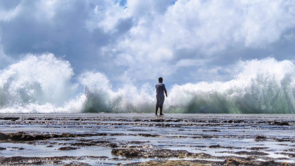 Marinha emite alerta de ondas de até 3,5 metros e ventos a 60 km/h no litoral do RN