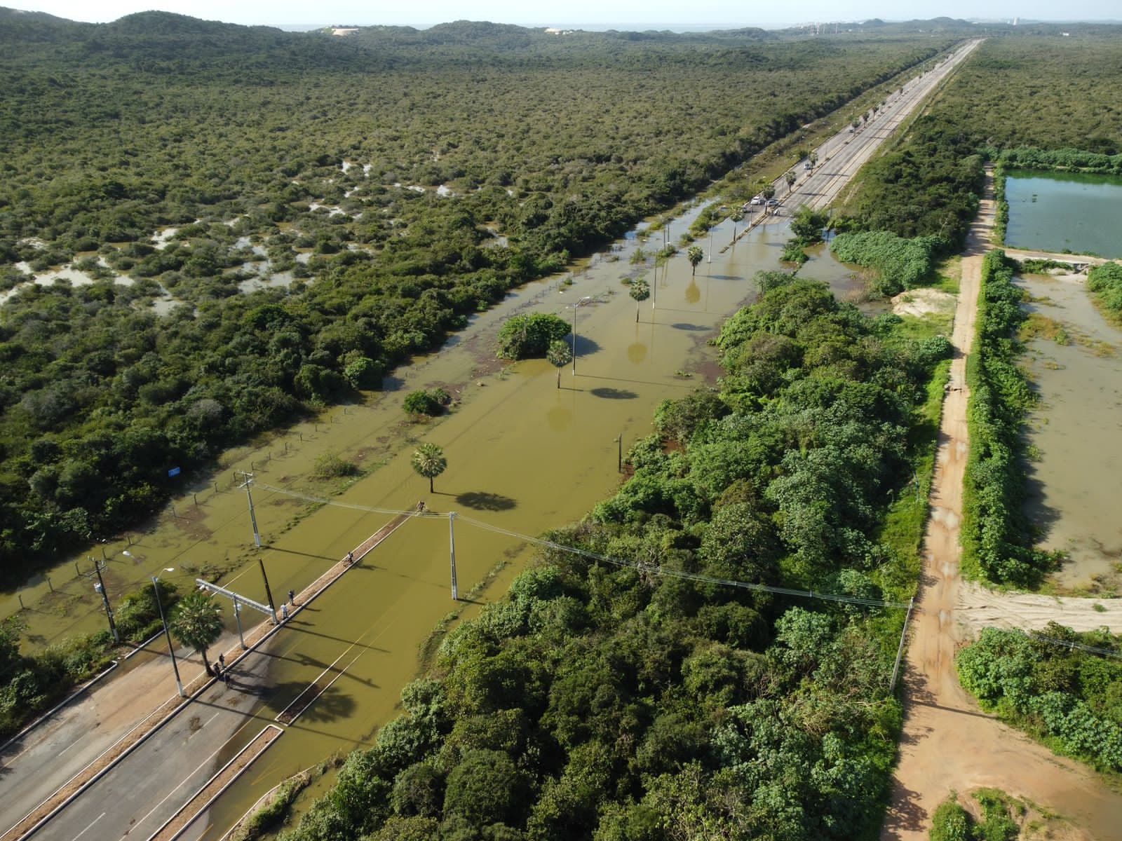 FOTOS: Veja como ficou a Rota do Sol depois que a Estação de Tratamento transbordou e inundou com dejetos