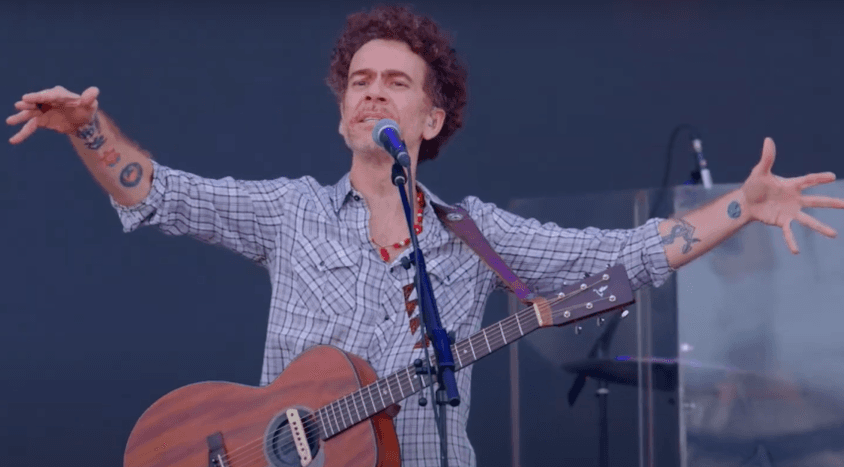 VÍDEO: Nando Reis puxa coro contra Bolsonaro em show e é vaiado