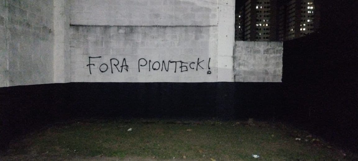 FOTOS: Muros do Frasqueirão são pichados em protestos contra chegada de atacante acusado de agressão ao ABC