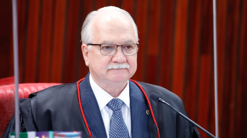 Fachin suspende trechos de decretos de Bolsonaro que ampliam acesso a armas