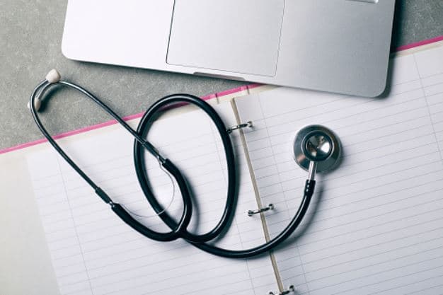 Mulher é denunciada pelo MPF após apresentar diploma falso de Medicina a UFRN