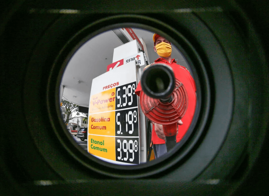 Preço da gasolina cai ao menor patamar em mais de um ano
