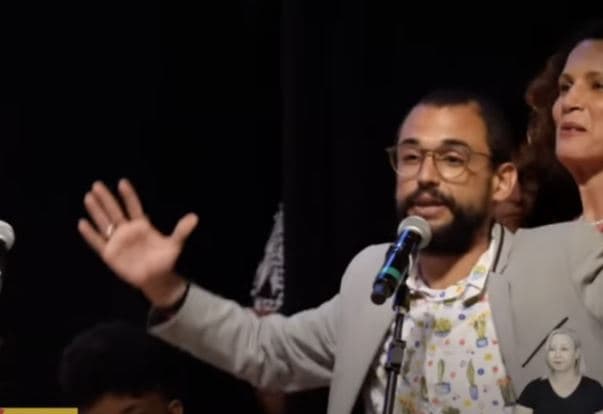 VÍDEO: Em evento de Lula, poeta diz para Bolsonaro que povo da sua cidade “sabe dar facada”