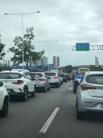 Acidente entre viatura da PM e outros 3 carros provoca engarrafamento na BR-101