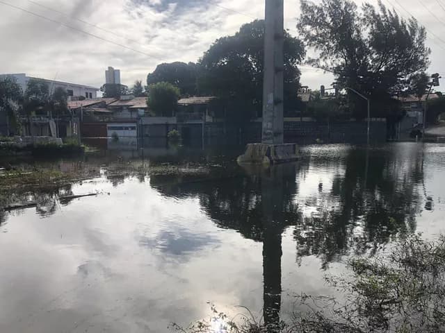 Cruzamento de avenidas de Natal completa uma semana interditado após transbordamento de lagoa